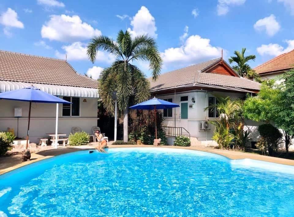 Nuch'S Apple Guest House Si Bun Ruang Exterior foto